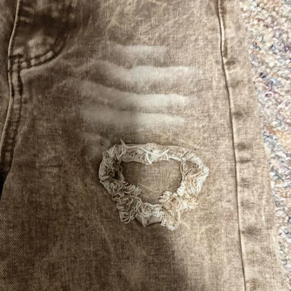 Y2K & Retro: Y2K Aesthetic Girl tan embroidered jeans